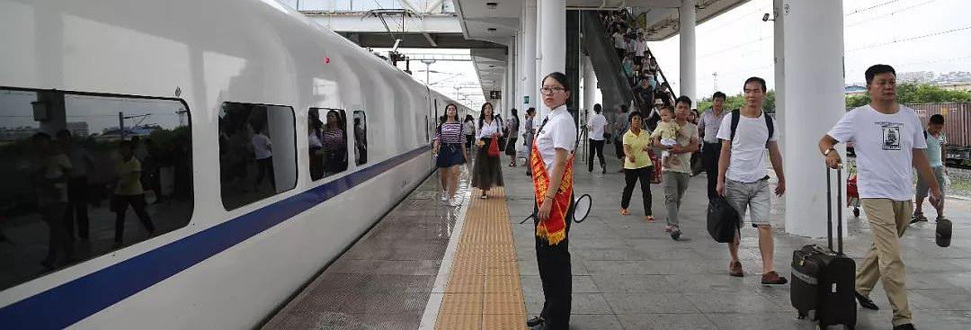 Arrivals at Dali Railway station, Dali Train Station
